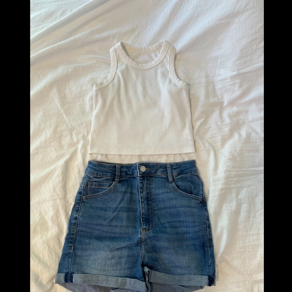 Simple Basic White Cropped Tank - Picture 2 of 3